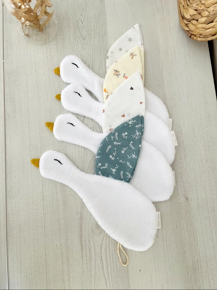 Doudou Oie attache tétine