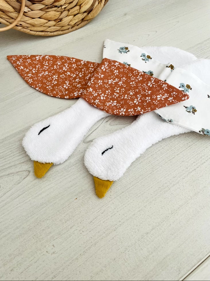 Doudou Oie attache tétine