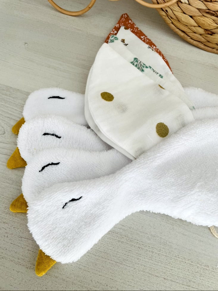 Doudou Oie attache tétine