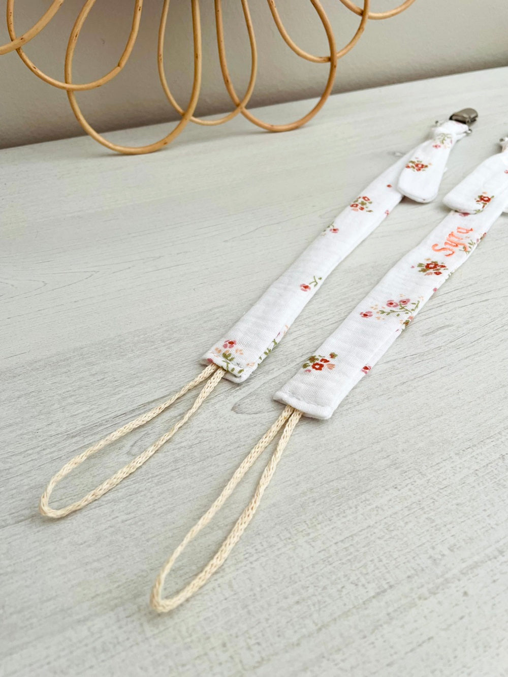 Attache tétine ficelle